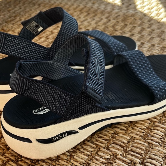 Women’s Skechers Arch-Fit Ultra Go Sandals in Blue and White Sz 9 - Picture 2 of 9